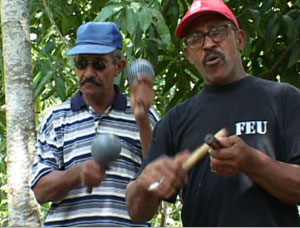 photo de deux musiciens du Quarteto Rebelde en action